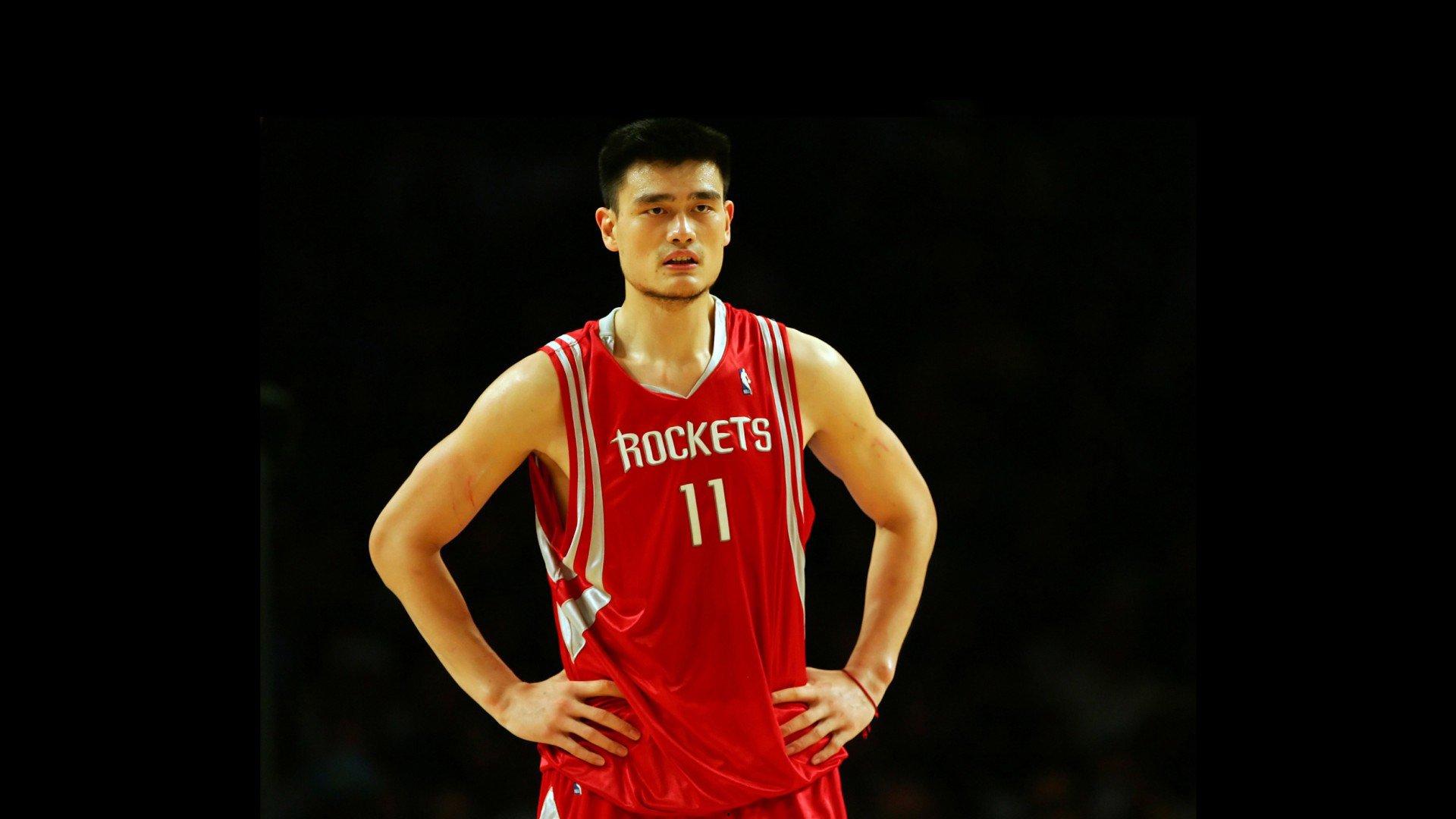 NBA总决赛激战正酣，勇士队逆转取胜，库里独揽40分创纪录